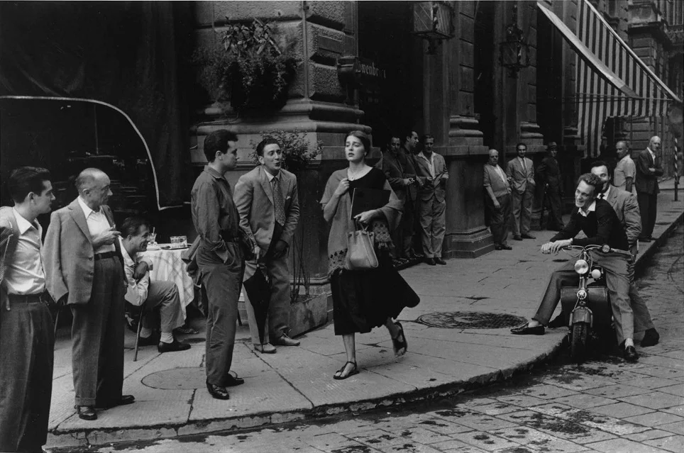 La fotografía icónica de una chica americana en Italia. Fuente: Ruth Orkin photography .