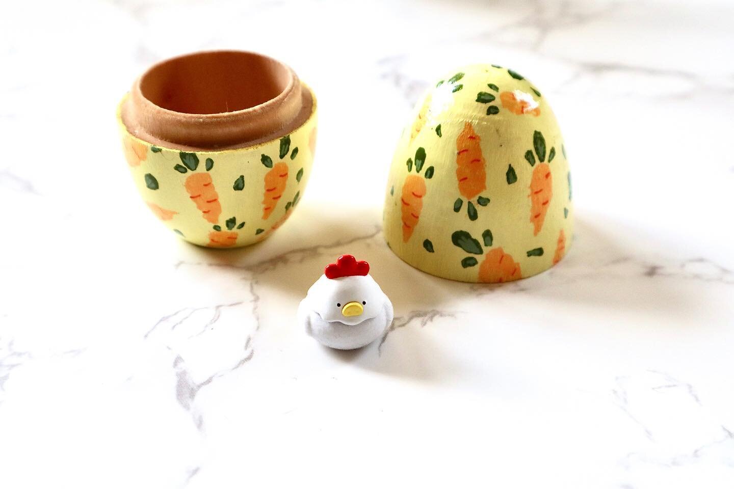 After skipping a few years I decided to get back at it and paint a few eggs to add to my Easter collection. One of them even works like a little box to hide a cute chicken 🐣. 

Happy Easter! 
.
.
.
.
.
#easter #paintedeggs #eggs #eggdecor #handmadea