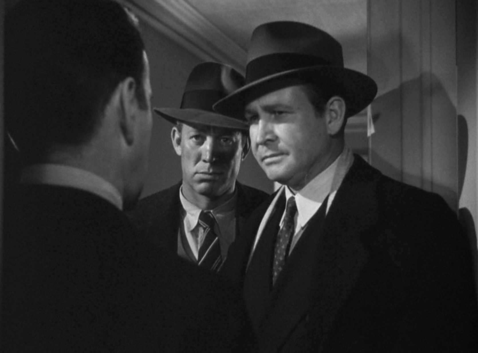 Ward Bond and Barton MacLane as straight-arrow cops in The Maltese Falcon (1941)