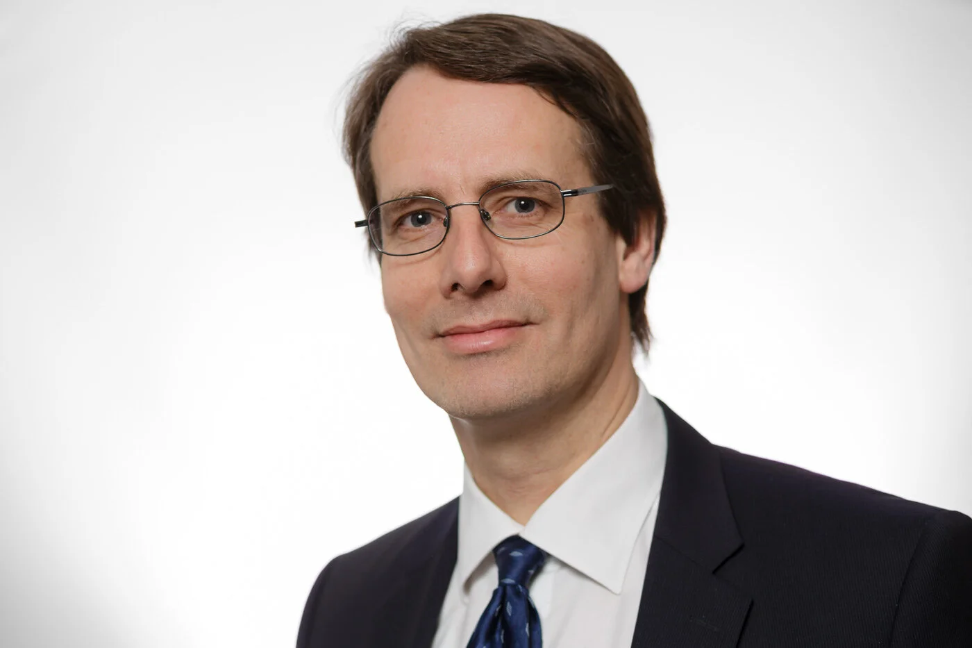 Professor Dr. Ekkehard Felder lehrt Germanistische Linguistik an der Universität Heidelberg und ist einer der Direktoren des Europäischen Zentrums für Sprachwissenschaft (EZS). Er koordiniert seit 2005 das internationale und interdisziplinäre Forschungsnetzwerks „Sprache und Wissen“. In den Jahren 2008 und 2009 wurde er zum Fellow des Institute for Advanced Studies in Heidelberg und Stellenbosch (Südafrika) berufen. Seit 2018 ist er Gastprofessor an der Pekinger Fremdsprachenuniversität.
