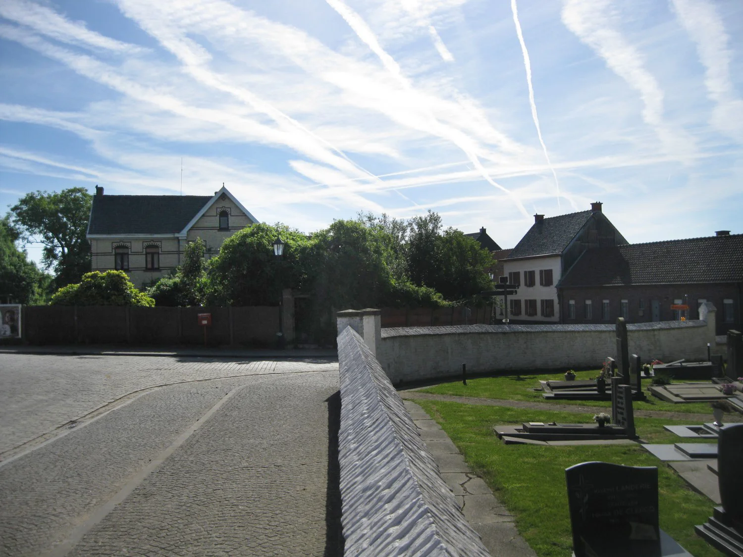 Einde aan dweilen met de kraan open. Filmdorp Rozebeke beschermd tegen ondoordachte bouwplannen.