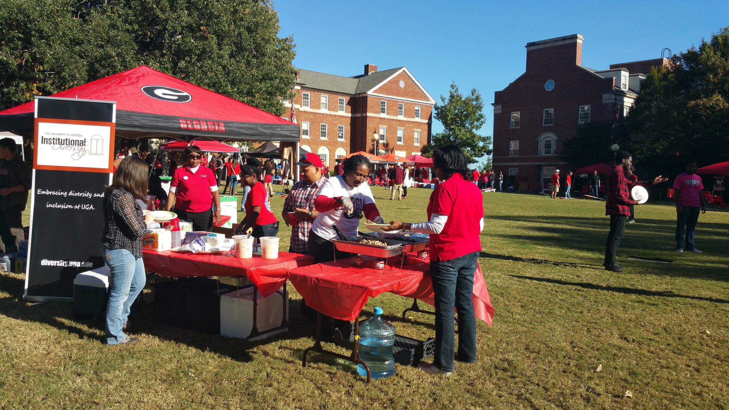 Setting up 2015 Department of Institutional Diversity University of Georgia Homecoming Tailgate on Reed Quad