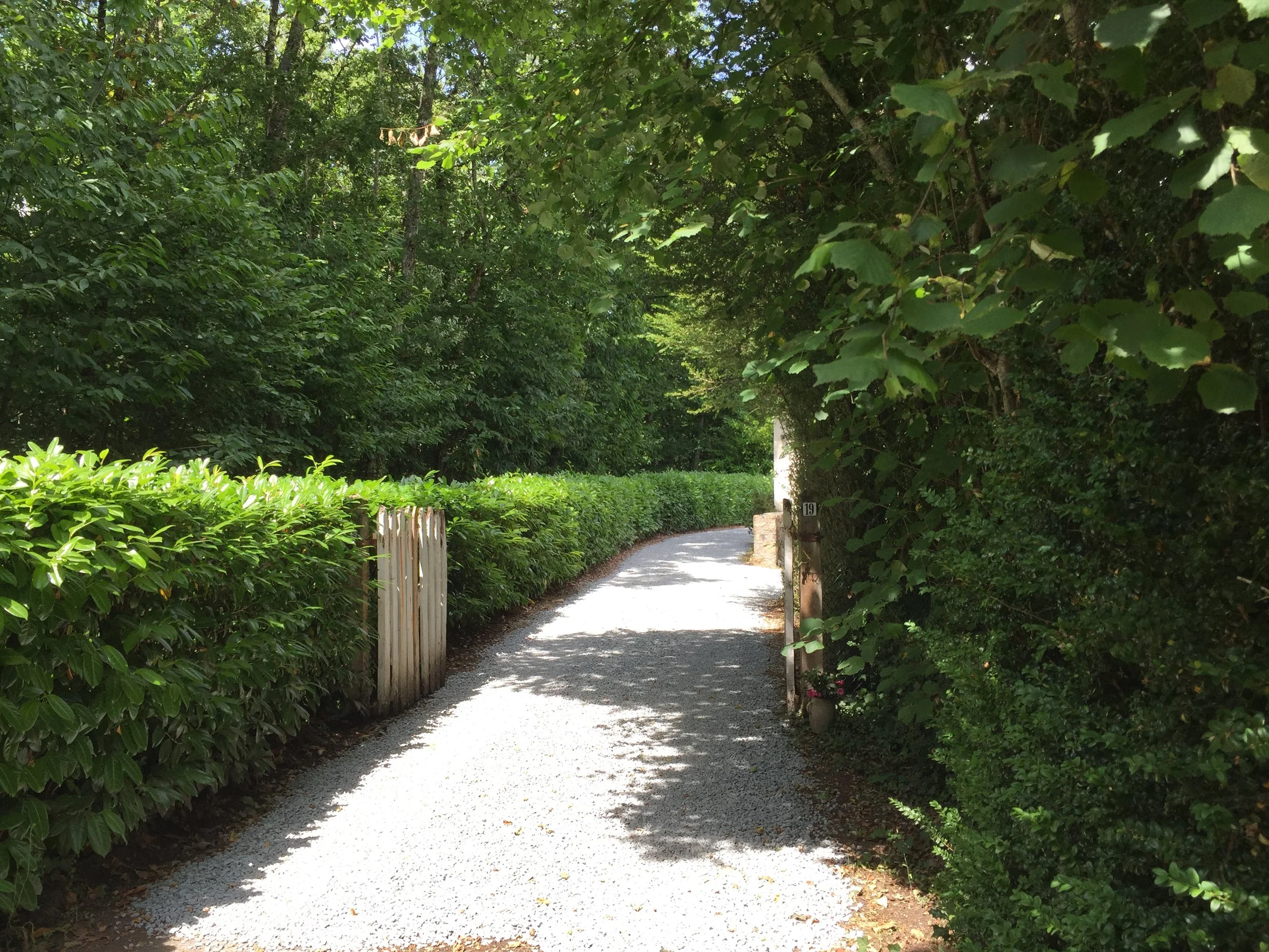 14 Oprijlaan naar Frans vakantiehuisje Le Bos de Rabaud.jpg