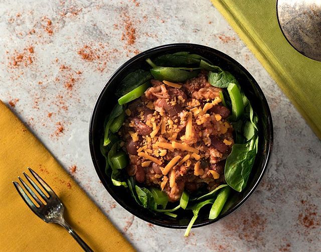 Here are some kidney beans I made with onions, garlic, ground turkey, cheddar cheese, and an array of seasonings. Raw spinach and green peppers make it all look pretty. My mom says a good visual presentation is an essential act of kindness to a well-