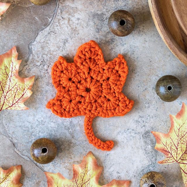 I know we're in April. This photo is not seasonally appropriate but look: I crocheted a leaf! I followed a tutorial by @thepaintedhinge to make it. It's so cute and I want 20 of them all over my apartment. Create, learn, repeat 🍁⁣⠀
&mdash;
#thatsdar