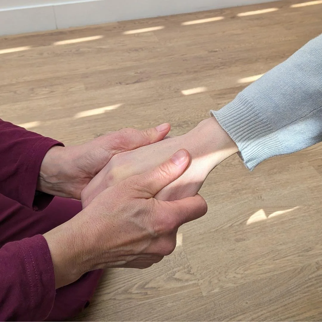 massage assis mains - site internet.jpg