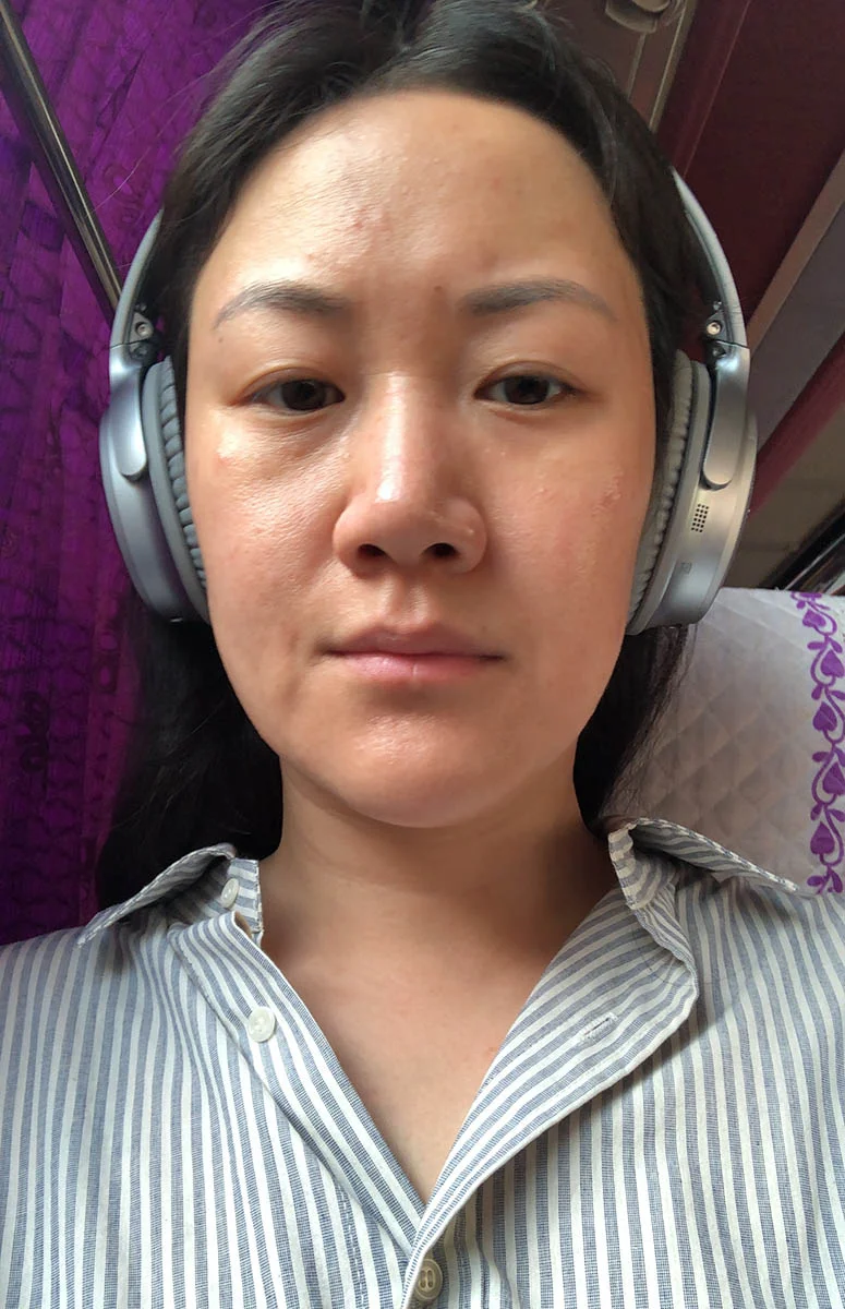 A very tired bus selfie at 7am. You can see the breakouts on my forehead and cheeks :(