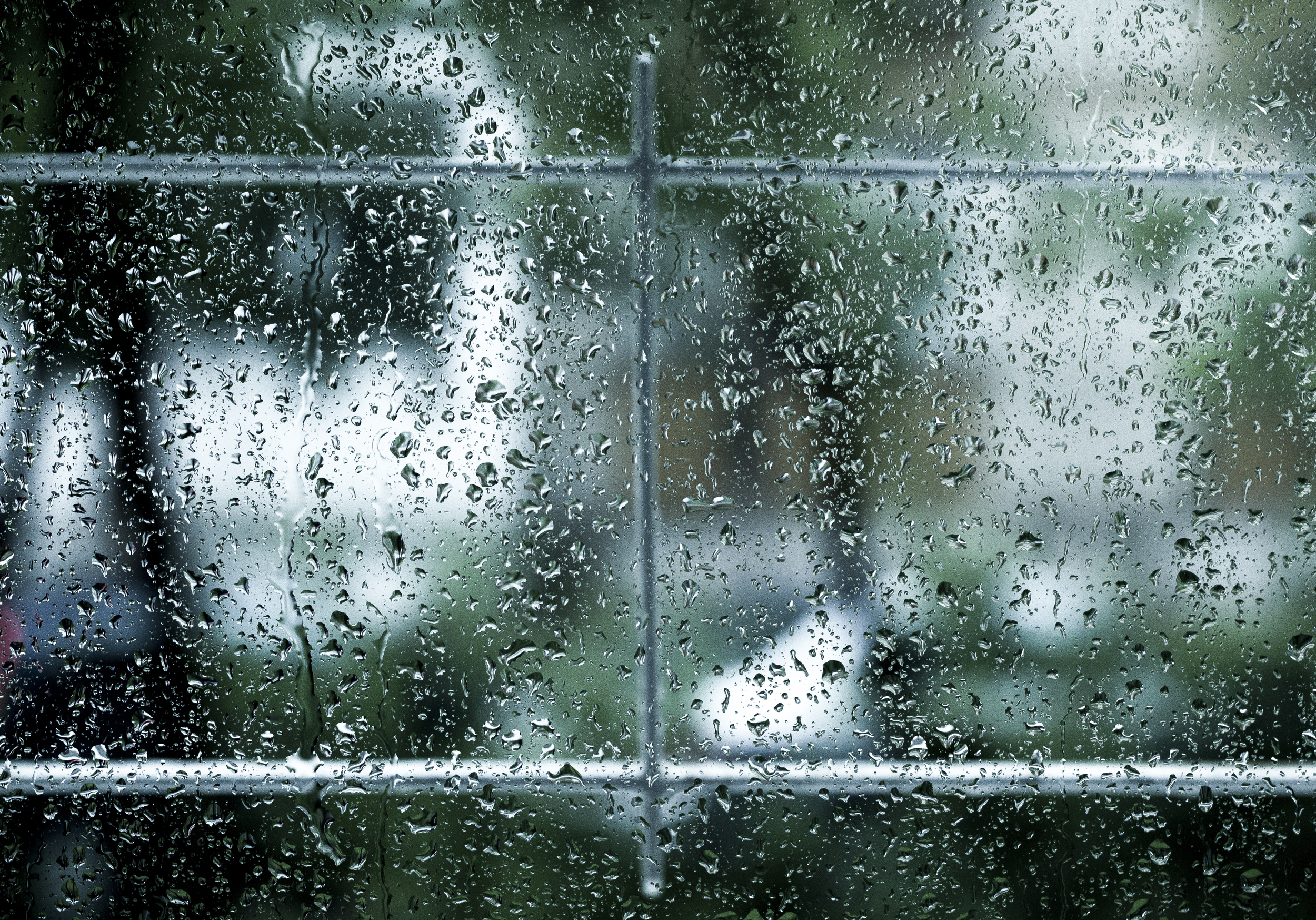 В окна стучали крупные дождевые капли