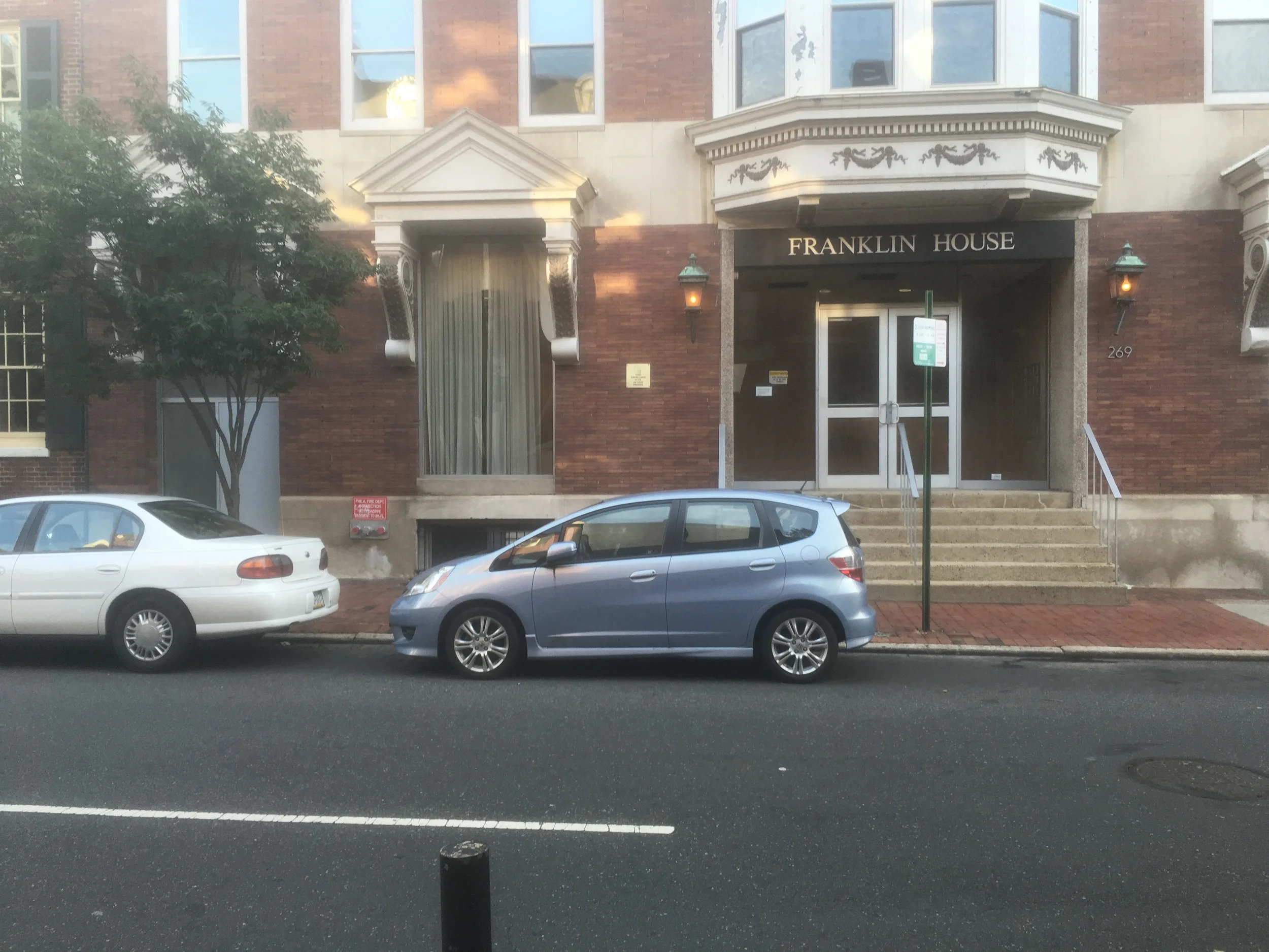 Same honda Fit parked with distance from the sign! 