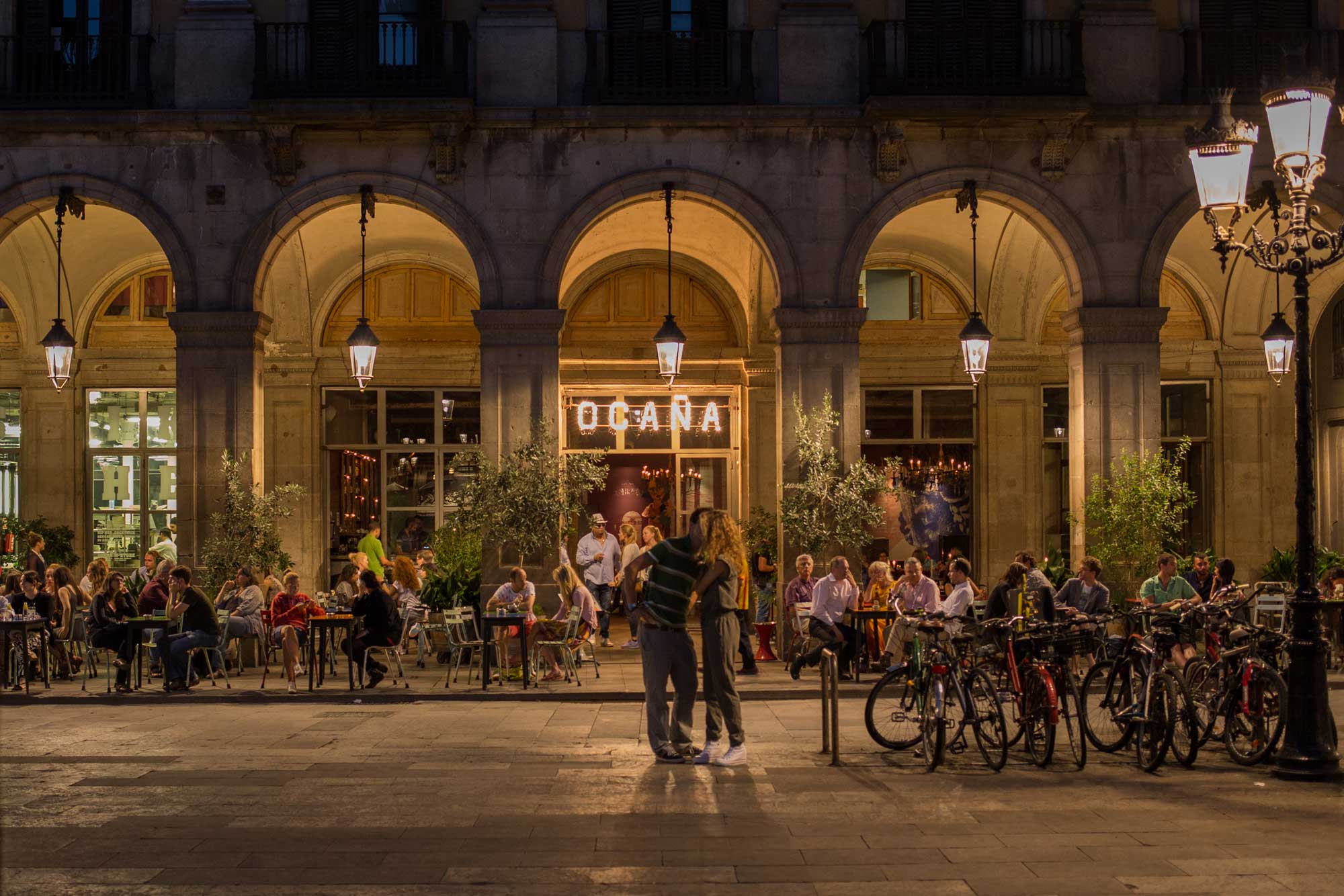 2014 — A couple making plans outside of Ocaña Restaurant in the Plaça Reial 