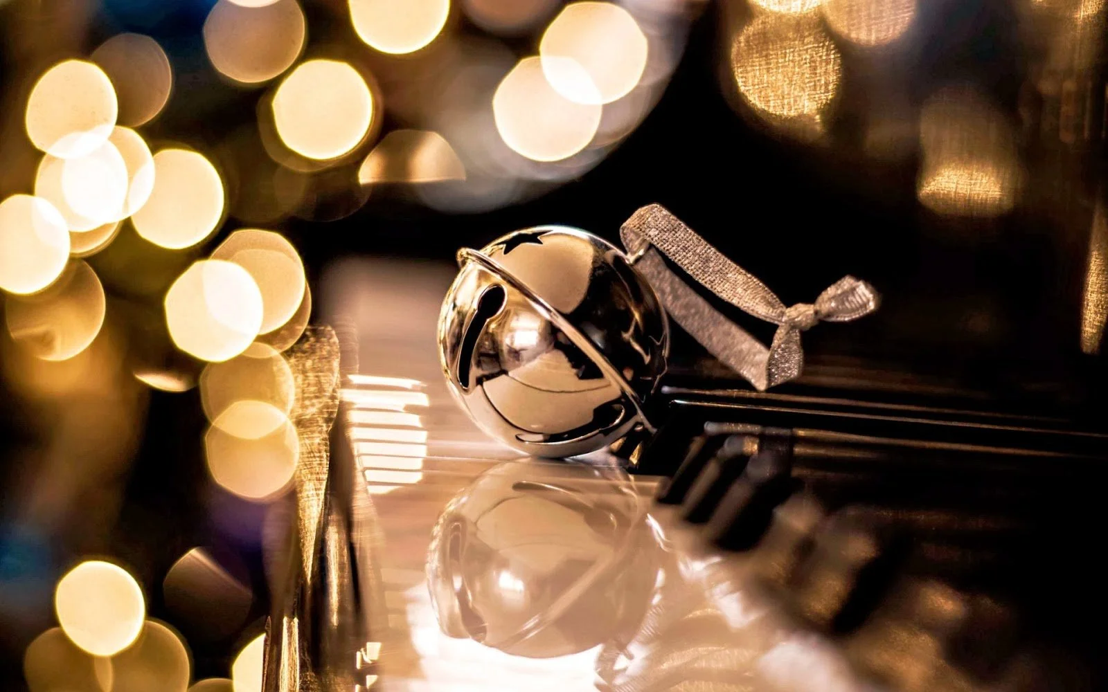 Merry_Christmas_music_yellow_light_piano_1600x1000.jpg