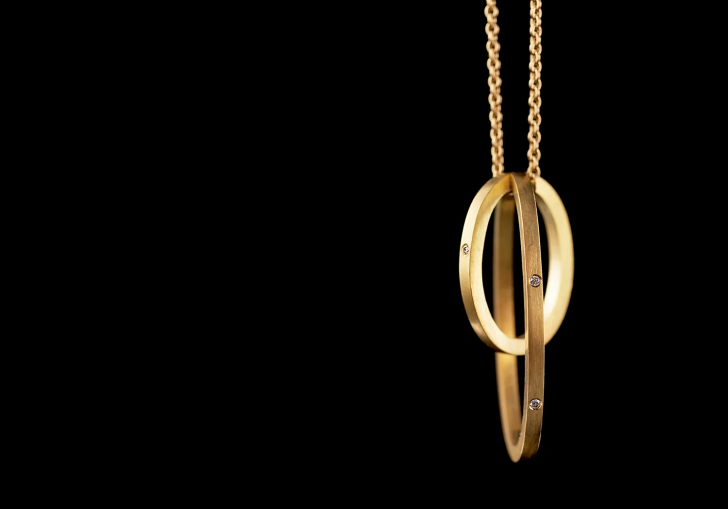 grafisk-kæde-med-diamanter.jpg