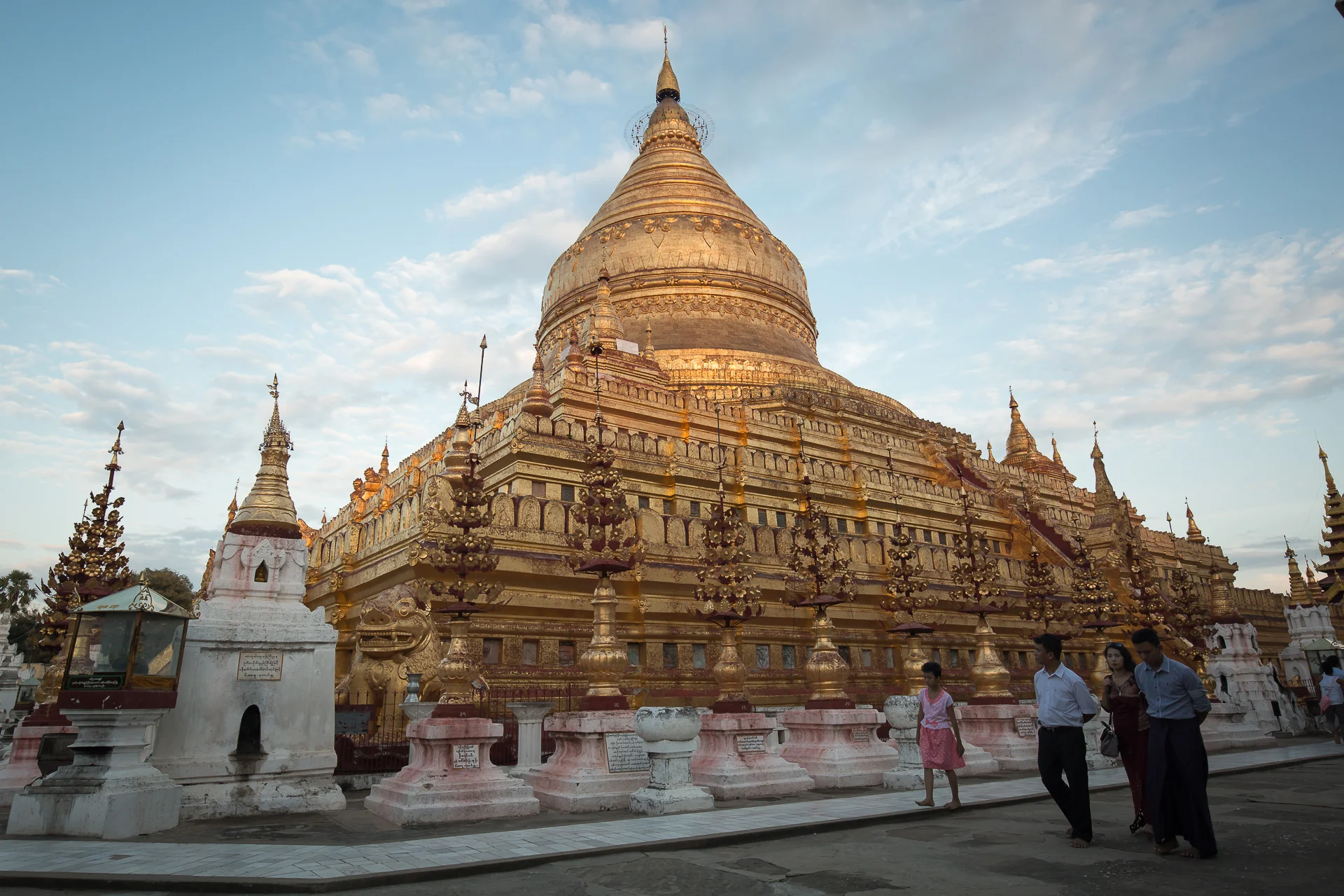  Shwezigone Pagoda, Bagan 