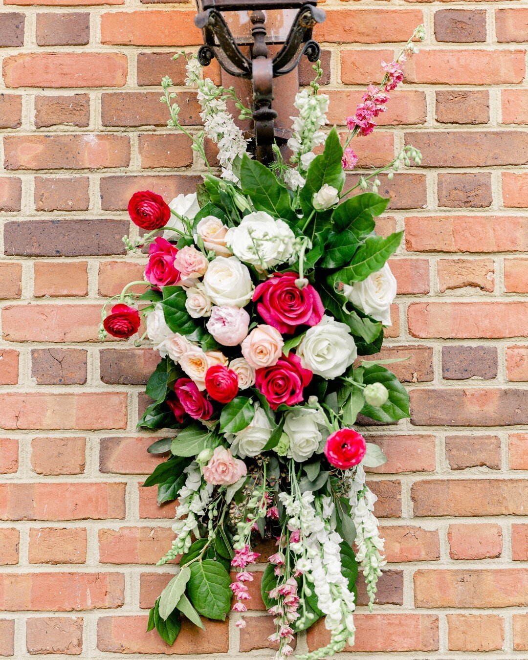 A pop of color to start our week off on a high note!  #flowerpower#flowerlovers #flowermagic #wedding #flowers #weddingflowers #callmarigold #dontwaitocelebrate #marigoldwedding