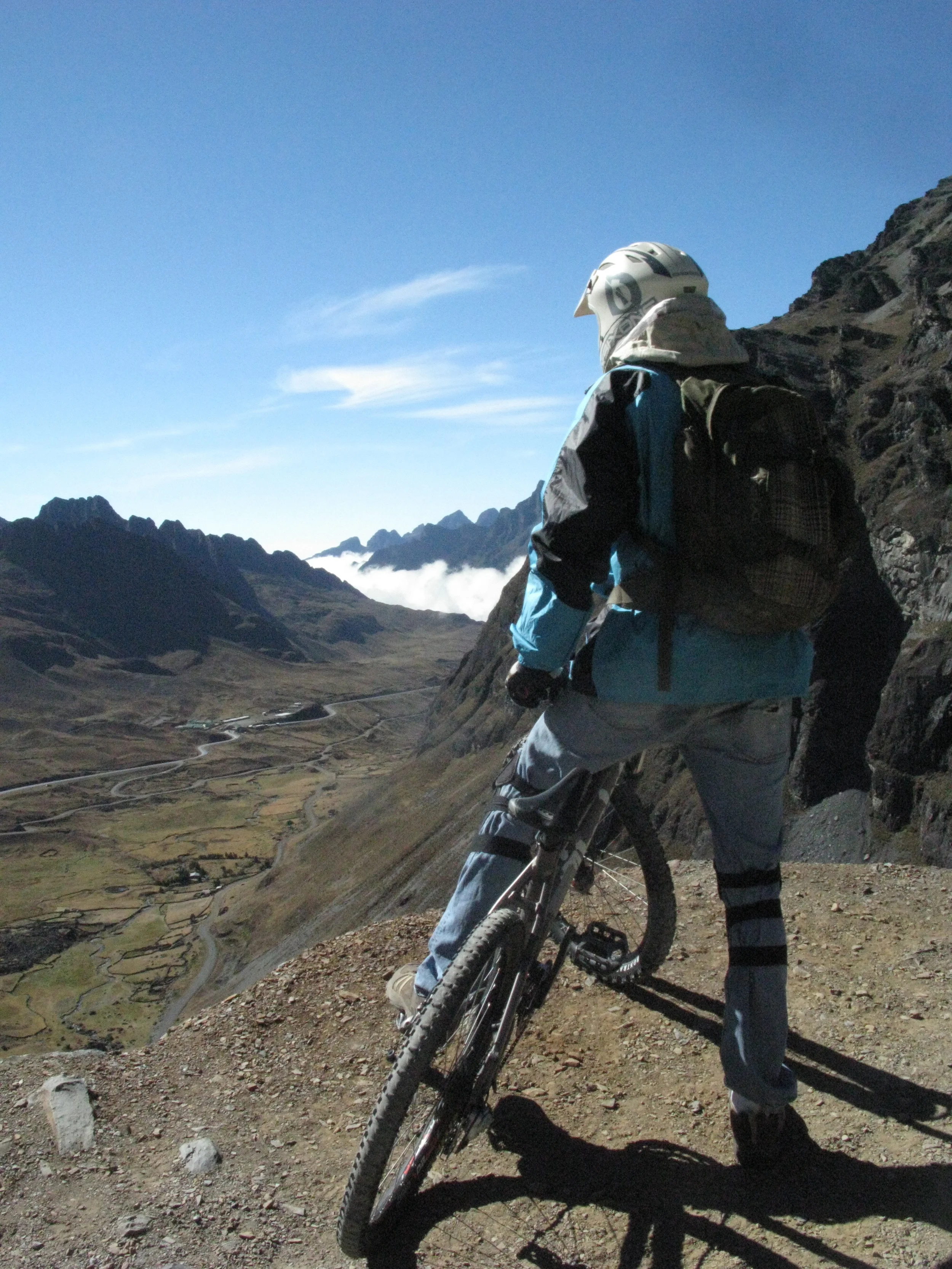 The crest of La Cumbra Pass, high above the couds right before the descent