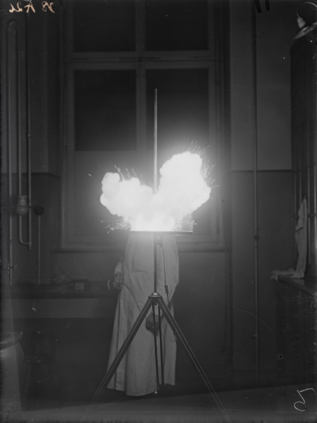 Unknown Photographer, Magnesium-Blitz mit Schüttungseinrichtung 1928 , Photographisches Institut der ETH Zürich