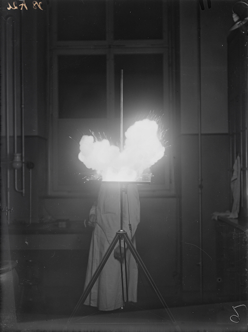 Magnesium-Blitz mit Schüttungseinrichtung 1928, glass plate negative, 9 x 12 cm, ETH-Bibliothek Zürich, Bildarchiv / Fotograf: Photographisches Institut der ETH Zürich