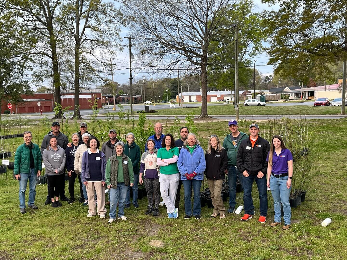 Shout out to all the volunteers who came out on Easter Saturday to help with the #BradfordPearBounty. Over 225 free native trees given away. #ClintonCanopy #Clemson #SCFC #CityOfClintonSC