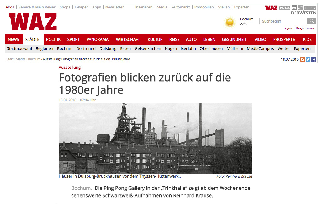 Ausstellung Fotografien blicken zurück auf die 1980er Jahre 18.07.2016 | 07:04 Uhr Fotografien blicken zurück auf die 1980er Jahre | WAZ.de - Bochum. Die Ping Pong Gallery in der „Trinkhalle“ zeigt ab dem Wochenende sehenswerte Schwarzweiß-Aufnahmen von Reinhard Krause. Die 80er Jahre sind noch gar nicht sooo lange vorbei, aber wie sehr sich alles verändert hat seit der Zeit vor 30, 35 Jahren, das belegt eine sehenswerte Fotoausstellung, die ab dem Wochenende in der Ping Pong Gallery geboten wird. Sie versammelt authentische s/w-Fotografien von Reinhard Krause, die belegen, was den „Ruhrpott“ einst ausmachte. Und damit sind nicht bloß rauchende Schlote gemeint. Motive „umme Ecke“ gefunden Krauses Fotografien geistern schon geraume Zeit durchs Internet und stoßen dort auf lebhaftes Interesse. Dabei war die Wiederentdeckung der eindrücklichen Aufnahmen eher Zufall. Längst lebt der international ausgezeichnete Reuters-Fotograf Krause, ein Kind des Ruhrgebiets, in London. Zu Beginn seiner Laufbahn fotografierte er überall in seinem Lebensumfeld und stieß in dabei in unbekannte Gefilde vor, die doch gleich „umme Ecke“ lagen. Seine Ruhrpott-Fotos entwickelte Krause vor Jahrzehnten in seinem Essener Badezimmer, danach verschwanden sie samt der Negative in Umzugskartons und wurden vergessen. Eine halbe Ewigkeit später entdeckte Krause die Fotos neu. Fasziniert von den persönlichen Erinnerungen und doch mit professioneller Distanz, stellte der inzwischen 57-jährige seine Fotos ins Internet – und war verwundert, auf welch’ großes Interesse sie stießen. Alltagsszenen Tausende erkannten sich, verstorbene Verwandte oder einfach ihre eigene Geschichte wieder. Das alte Ruhrgebiet, so schien es auf einmal, ist doch nicht vergangen, auf Krauses Fotos ist es konserviert. Da steht die Riesenkulisse der Thyssen-Hütte schwarz und bedrohlich in der Landschaft, da sieht man Alltagszenen zwischen Frust & Lust aus der Kneipe und vonne Kirmes. Oder man blickt immer wieder auf schreckliche Wohnklötze und Einkaufszentren, die sogleich den Sponti-Spruch von damals ins Gedächtnis rufen: „Schade, dass Beton nicht brennt!“ Der herbe Charme des Ungezähmten Dabei sind Krauses Aufnahmen weder alt noch nostalgisch. Sie wirken vielmehr vertraut und zeigen doch eine Welt, die es nicht mehr gibt. Der eigentümliche Charme des Ruhrpotts, seine Menschen und ihre Lebensart, sie sind eben doch nicht auszurotten: Typen, Kulissen, bauliche Verwerfungen, der herbe Charme des Ungezähmten. „Meine Fotos sind subjektiv, aber sie sind keine Abrechnung mit dem Ruhrgebiet, eher eine Liebeserklärung“, sagt Krause. Jürgen Boebers-Süßmann