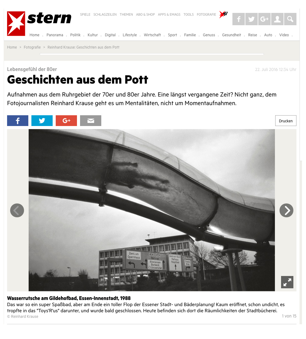 Lebensgefühl der 80er Geschichten aus dem Pott Aufnahmen aus dem Ruhrgebiet der 70er und 80er Jahre. Eine längst vergangene Zeit? Nicht ganz, dem Fotojournalisten Reinhard Krause geht es um Mentalitäten, nicht um Momentaufnahmen. Erstaunlich, was die Kuratorin Ulrike Kaßler da auf die Beine gestellt hat in der Ping Pong Gallery - wie der Name schon sagt eingebettet in den Tischtennisraum der ebenso wunderbaren " Trinkhalle " von Tom Gawlik. Trinken und Kunst und Tischtennis spielen, darum geht's, alles dabei was Mensch braucht, im Pott und auch sonstwo. Das Ruhrgebiet ist auch das Thema der neuen Ausstellung: Der international ausgezeichnete Fotojournalist Reinhard Krause hat sein Fotoarchiv geöffnet - und zu Tage treten wahrhaft atemberaubende Bilder aus westdeutschen Landen. Der Ruhrpott hatte bis in die 80er einen "Pulsschlag aus Stahl", seitdem kommt man - ökonomisch - nicht mehr recht auf die Beine. Von Kirchturmdenken ist immer wieder die Rede, von Versagen in der Strukturpolitik. Wahre Typen auf der Cranger Kirmes Das alles ist in den Bildern Reinhard Krauses aber noch kein Thema. Krauses fotografischer Trip durch den Pott nahm bei Krupp seinen Anfang, in der Härterei - malochen am Ofen also. Krause knipste da mal seine ersten Bilder mit einer kleinen Kamera und kam auf den Geschmack - es folgte ein Fotografiestudium in Dortmund. Mit der Zeit enstand so ein faszinierendes Portrait einer nach Anerkennung kämpfenden Region. Die Bilder strahlen eher eine Wir-im-Pott-sind-wieder-wer Attitüde aus, die allerdings die Minderwertigkeitsgefühle durch den nicht ganz gelungenen Strukturwandel schon vorweg nimmt. Stolze Menschen sind das. Es ist ein Blick in eine fast theaterhafte Welt voller Typen vor grauer Kulisse. Aber der Dreck aus den Öfen hat nicht weiter gestört, man hat es sich trotzdem schön gemacht. Man war ja wer - man arbeitete ja auch schwer, da konnte man auf der Cranger Kirmes schon mal Fünfe gerade sein lassen. Ein Blick zurück nach vorne Freilich wirft die Ausstellung einen Blick zurück in die vermeintlich guten, alten 80er - aber die Menschen im Pott, die haben sich nicht groß verändert, sind immer noch stolz und geradeaus. Sie machen eben ihr Ding, trotz allem. Vom 23. Juli 2016 bis zum 4. September 2016 zeigt die Ping Pong Gallery c/o Trinkhalle in Bochum die Ausstellung "Die 80er im Ruhrgebiet" mit Fotografien von Reinhard Krause. Kuratiert von Ulrike Kassler und Hendrik Lietmann. Tom Vargen