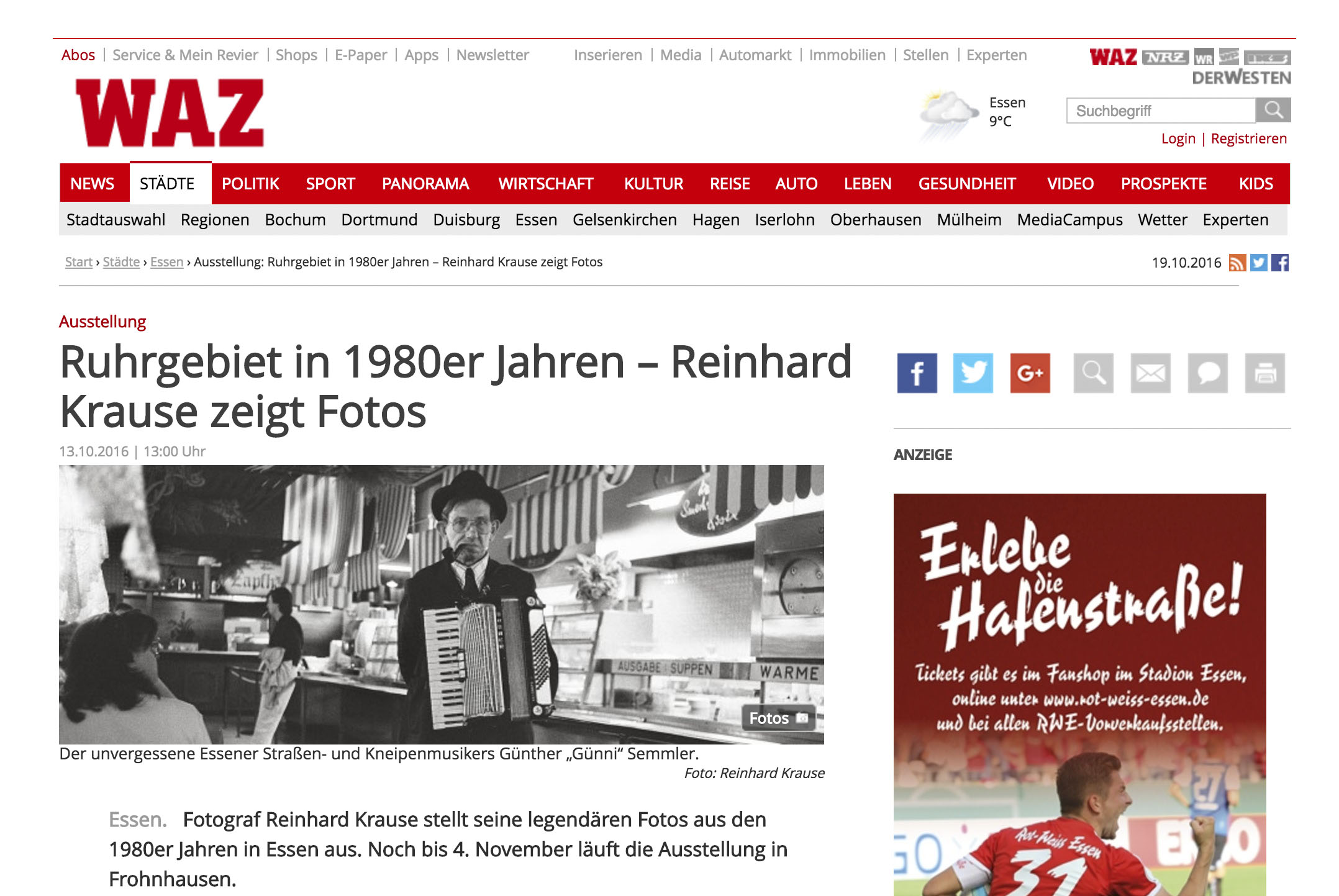 Die Fotos aus den 1980er Jahren des „Reuters“-Fotografen Reinhard Krause waren sofort der Renner, als der gebürtige Essener sie Ende 2015 im Netzwerk Facebook vorstellte. Der heute 59-Jährige war als junger Mann mit der Kamera kreuz und quer durch Essen und das Ruhrgebiet gezogen, hatte Stadtbilder, Straßenszenen und viel Skurriles eingefangen und die Fotos erst jüngst wiederentdeckt. Wie alle guten Fotojournalisten hat Krause das Talent, Menschen nahezukommen und das Besondere im Alltäglichen zu erkennen. „Ich habe genau gemerkt, im Ruhrgebiet geht gerade etwas zu Ende und mich ärgert, dass ich damals nicht noch viel mehr Bilder gemacht habe“, sagte er mal. In der Galerie „Clowns und Pferde“, Frankfurter Straße 33, in Essen-Frohnhausen sind Krauses Ruhrgebietsbilder noch bis zum 4. November zu sehen. Mit dabei: das Foto des unvergessenen Essener Straßen- und Kneipenmusikers Günther „Günni“ Semmler. Ruhrgebiet in 1980er Jahren – Reinhard Krause zeigt Fotos | WAZ.de