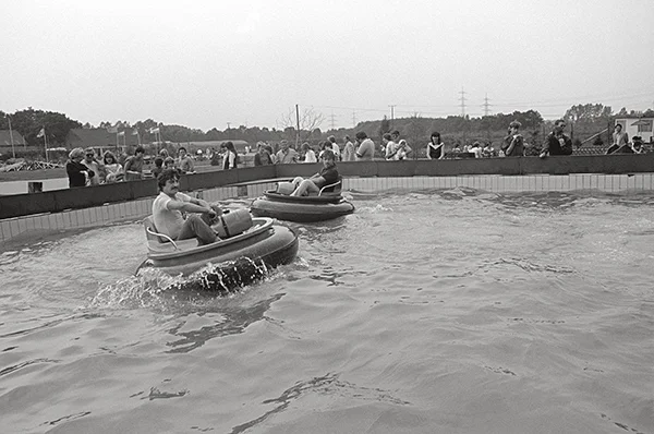 Im Traumlandpark in Bottrop-Kirchhellen 1985. Da wurden Männer wieder jung. Kein Wunder: ein begehbares Herz, eine Dinosaurier-Abteilung, Star Doubles – ein Programm, ganz nah an Hollywood.