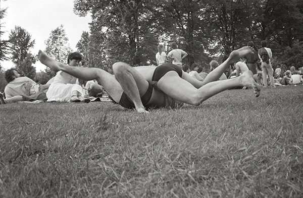 An der Ruhr in Essen-Werden 1983. Das alljährliche Pfingst-Open-Air, bis heute die Mutter der Essener Open-Air-Konzerte. Eintritt frei, Auftritte super. Auf dem Foto ringt man – um Fassung?