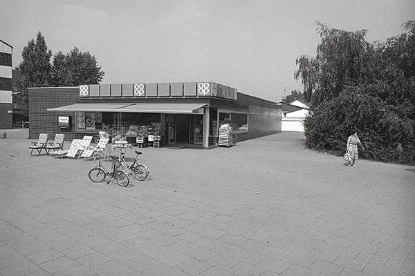 1984. coop in Essen-Altenessen, morgens. Der Käuferansturm hält sich in Grenzen. Und das trotz der Klappräder zum sensationellen Preis. Chef, jetzt nicht am Rad drehen: Ab mittags klappt das!