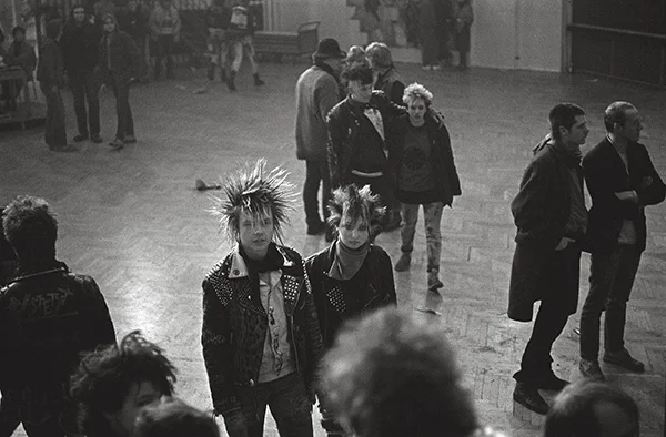 Punks im Jugendzentrum Papestraße in Essen-Holsterhausen 1985. Ob ihre Eltern ihnen erzählt haben, dass 1968 hier Frank Zappa auftrat und mit seinen »Mothers« keine einzige Convention gebrochen hat? Damals hätte man Punks »Gammler« genannt.