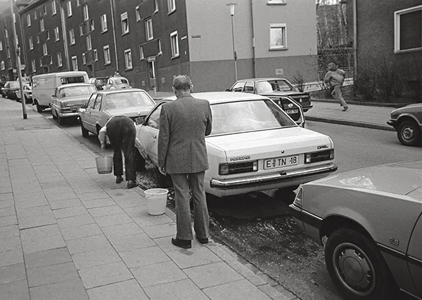 Selbst wäscht die Frau, und der Mann schaut zu – hier in Essen-Frohnhausen 1985. Alles andere als sauber waren damals die Motoren. Das Auto aber war Familienmitglied und »badete« wie jedes andere gerne samstags.