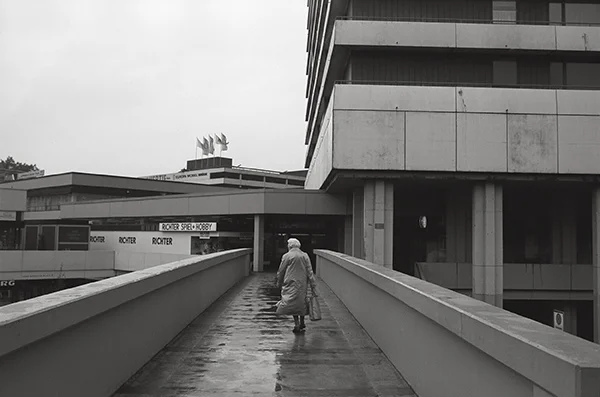 Mülheim, Einkaufszentrum City Center am Hauptbahnhof 1987. Betonierte Konsumfreiheit. Bunt sind nur die Waren und fürs Auge erfreulich. Die Scheine in der Kasse klingeln und läuten so den Alltag ein.
