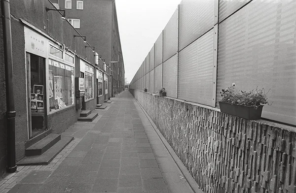 Lärmschutzwand in Essen-Holsterhausen 1988. Wie man sieht, sieht man nichts vom »Ruhrschnellweg”«. Dahinter braust der Verkehr oder er steht. Der passende Spruch: »Nur, wenn ich keinen Stau seh`, bin ich am Stausee.«