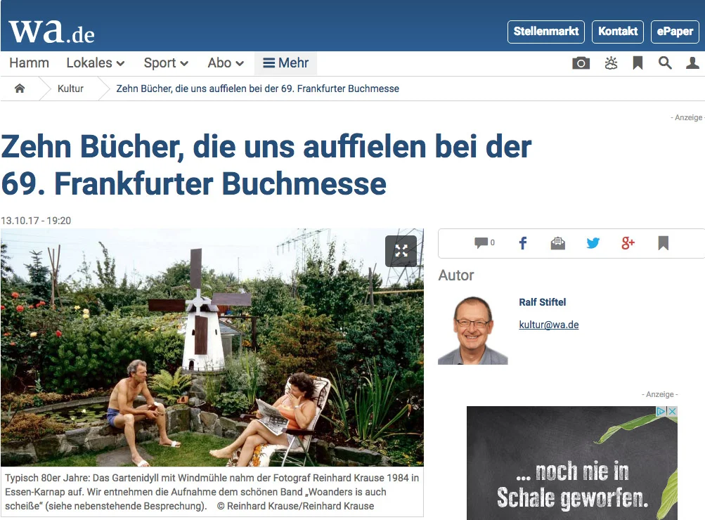 1Mehr Sommerglück geht kaum. Umgeben von einem gut gepflegten Zierblumendschungel sitzt das Paar im Garten in Essen-Karnap, 1984. Man hat viel Liebe investiert, wie die große Windmühle zeigt. Und doch zeugt Reinhard Krauses Bild von einer bescheidenen Selbstzufriedenheit, die neidisch machen kann. „Woanders is auch scheiße“ heißt der opulente Band mit rund 200 Aufnahmen aus dem Ruhrgebiet der 1980er Jahre. Nicht nur der Titel ist ein Zitat von Frank Goosen, der Bochumer Autor steuerte auch ein erinnerungsschweres Vorwort bei. Im Zentrum aber stehen die vielen Fotos, die Krause, geboren 1959 in Essen, später Reporter für die Nachrichtenagentur Reuters, zwischen Hamm und Moers machte. Die Negative hat Krause dem Ruhrmuseum in Essen geschenkt. Am Mittwoch, 18. Oktober, 17.30 Uhr, werden sie dort vorgestellt. Der Fotograf und Frank Goosen sind anwesend. Man findet in dem Buch viel Typisches und viel Skurriles, Spielmannszüge beim Schützenfest, rauchende Stahlhütten, Wühlerei am Kaufhausgrabbeltisch, die misstrauische alte Dame in der Straßenbahn, einen Opa auf Rollschuhen, knutschende Pärchen, Szenen am Kneipentresen. Die Fotos fand Krause in Umzugskartons wieder. Wilfried Bienek sucht in den Bildzeilen zu sehr die Pointe, und etwas Ordnung hätte auch nicht geschadet (warum sind die Fotos von der Eröffnung des Pink Palace quer durch den Band verstreut?). Den Reiz des Bandes schmälert das kaum. Er löst tatsächlich Erinnerungen ohne Ende aus an ein „quietschbuntes, neonfarbenes Jahrzehnt“ (Goosen), das bei allen Krisen doch von einer naiven Lebensfreude erfüllt war. Reinhard Krause: Woanders is auch scheiße. Emons Verlag, Köln. 240 S., 35 Euro