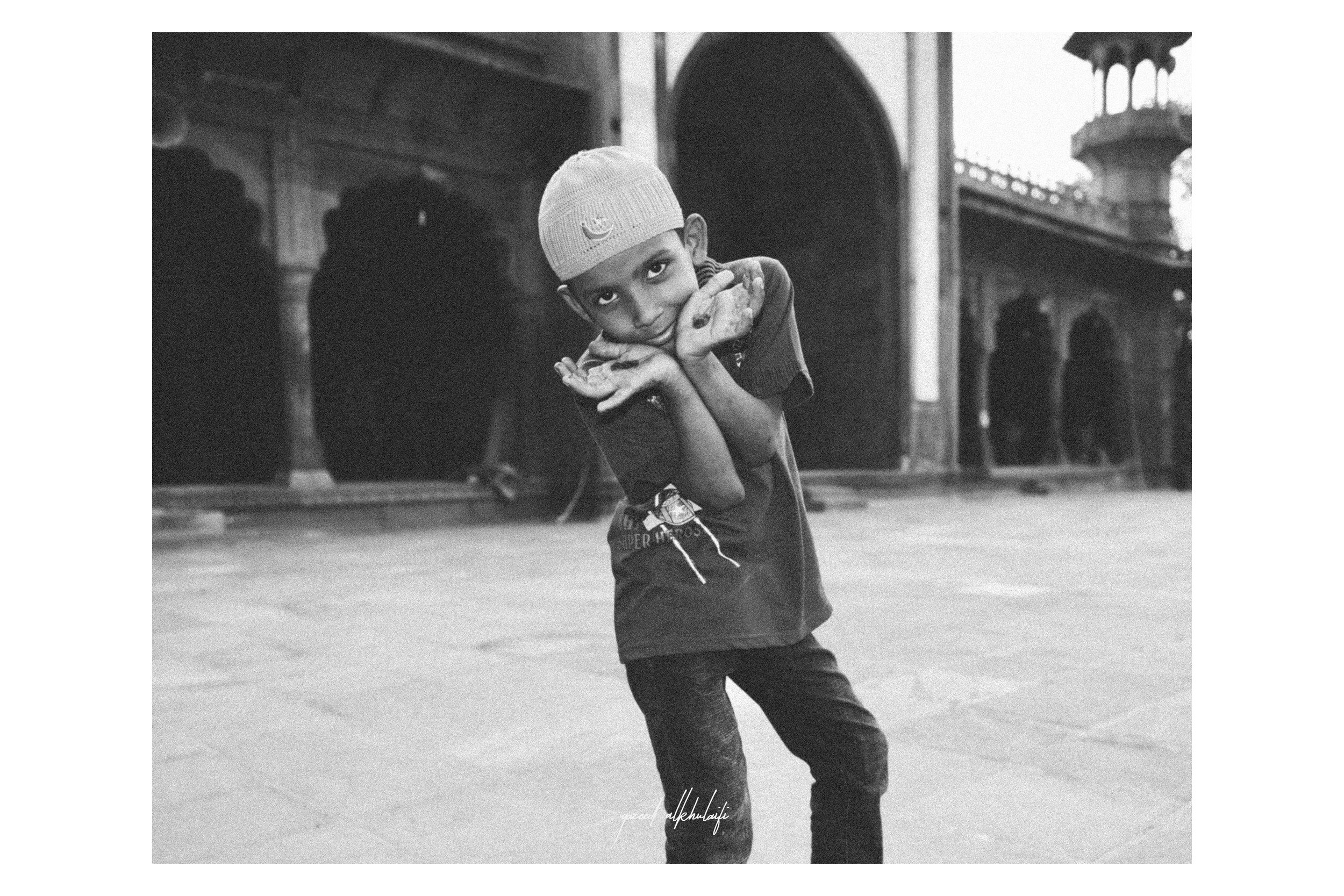boy-at-the-mosque-agra.jpg