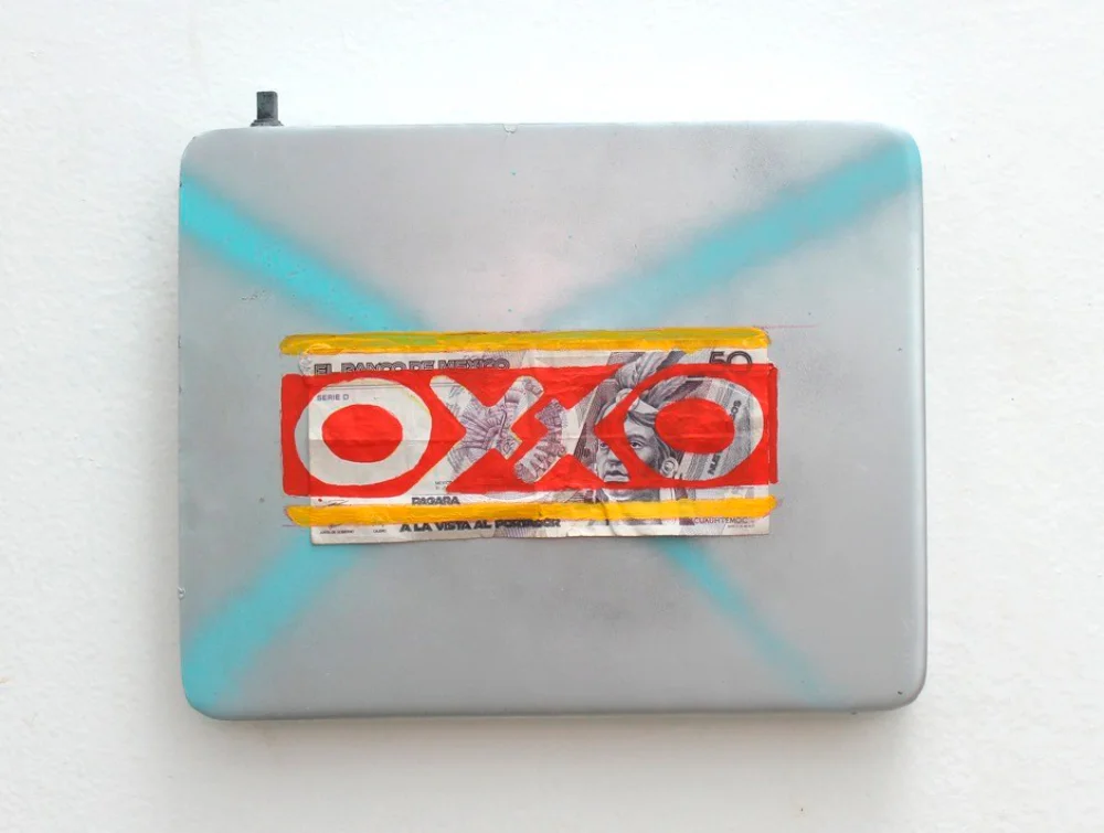Juan Caloca, Cultura oxxidental, acrílico, billete de 50 nuevos pesos, aerosol y resina sobre madera, 20 cm x 30 cm, 2016.