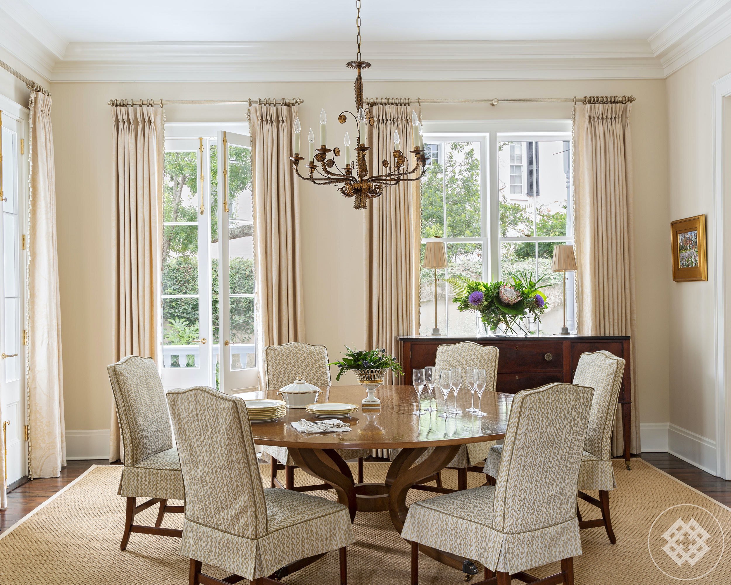 shc-08-inviting-southern-dining-room-with-custom-made-circular-table.jpg