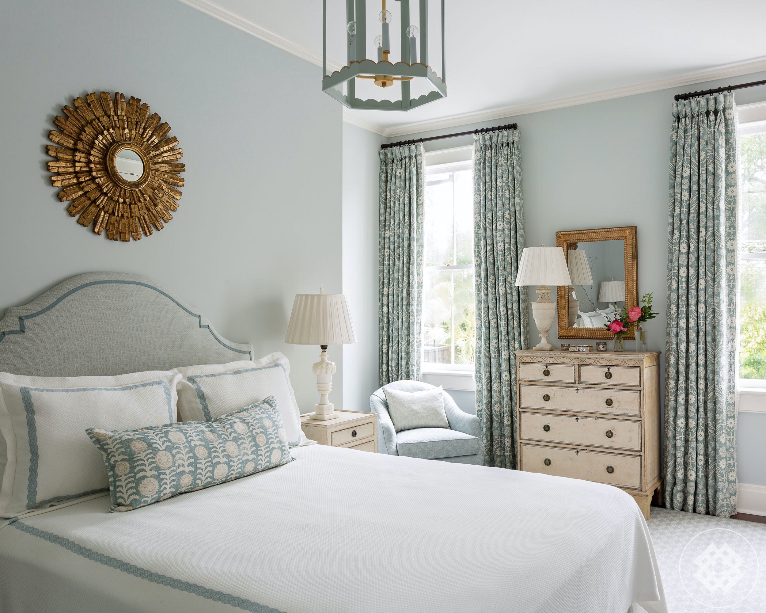 shc-18-crisp-linens-and-contrasting-antique-gilded-mirrors-make-this-charleston-guest-room-a-relaxing-retreat.jpg