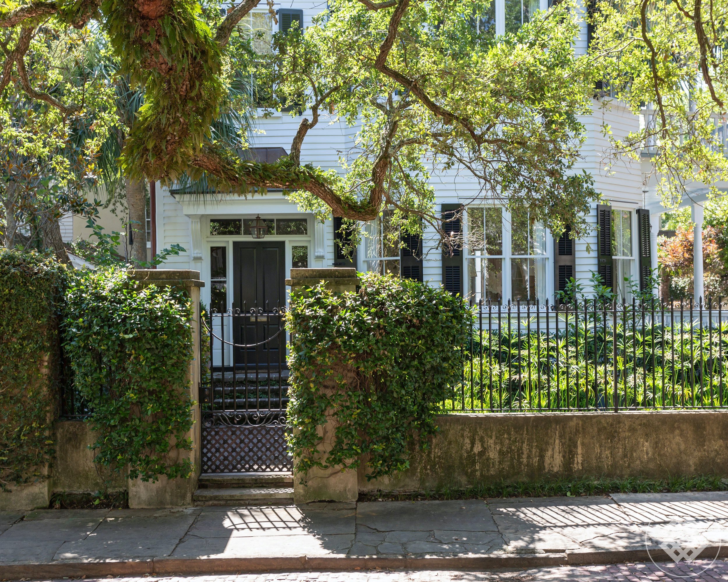 shc-25-welcoming-charleston-historic-district-home-renovated-by-architect-beau-clowney-and-interior-designer-melissa-ervin.jpg