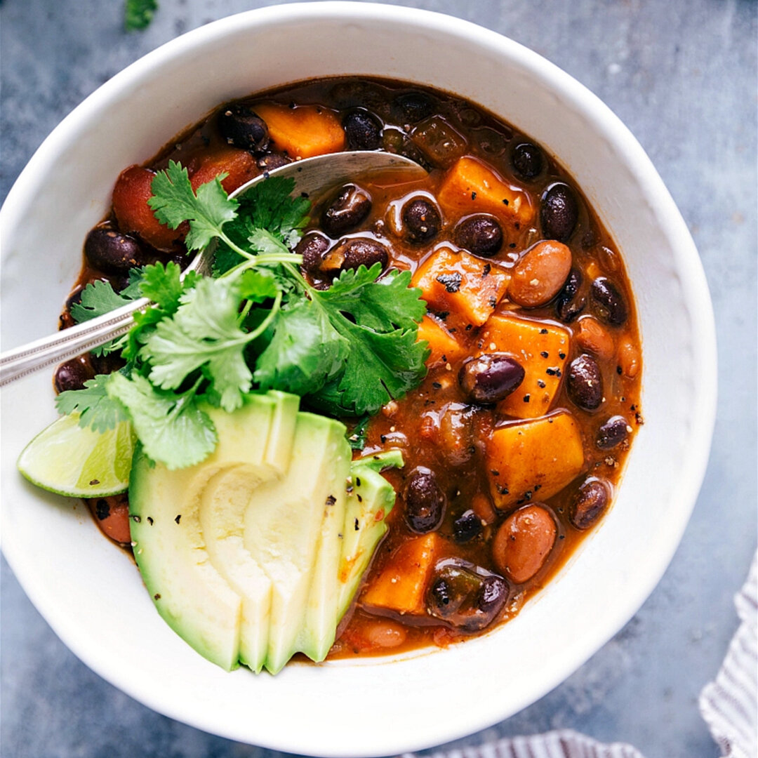 Living life on the veg? This Sweet Potato Black Bean Chili is deliciously hearty and meat-free 🥣​
