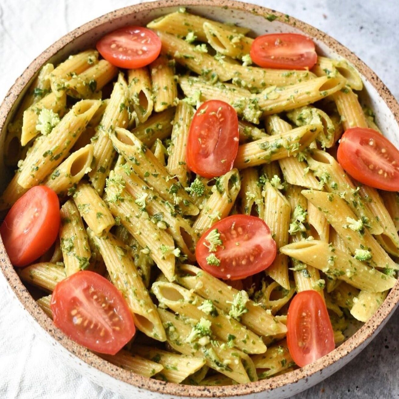   Thanks @matcha_and_margs for 1) teaching us pumpkin seed arugula pesto is a thing + 2) blessing us with the recipe 😇👇get into it 👇  