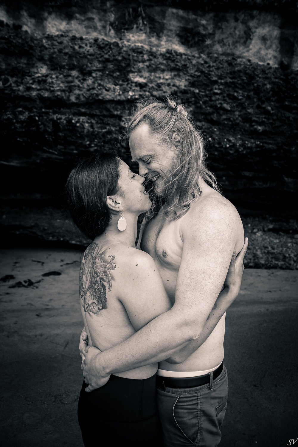 Intimate boudoir couple shoot into the wild of Canada