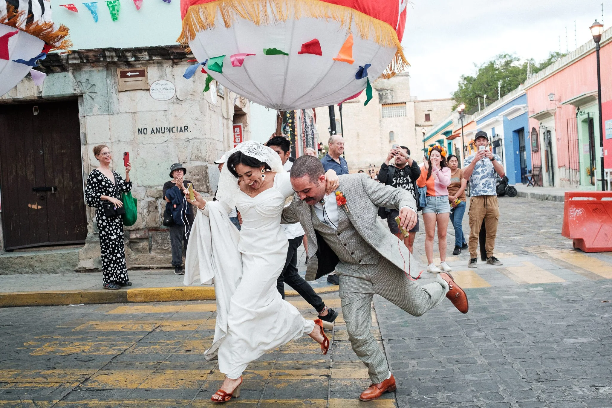 oaxaca-wedding-photographer-bride-and-groom-running-in-the-streets-funny-1.jpg