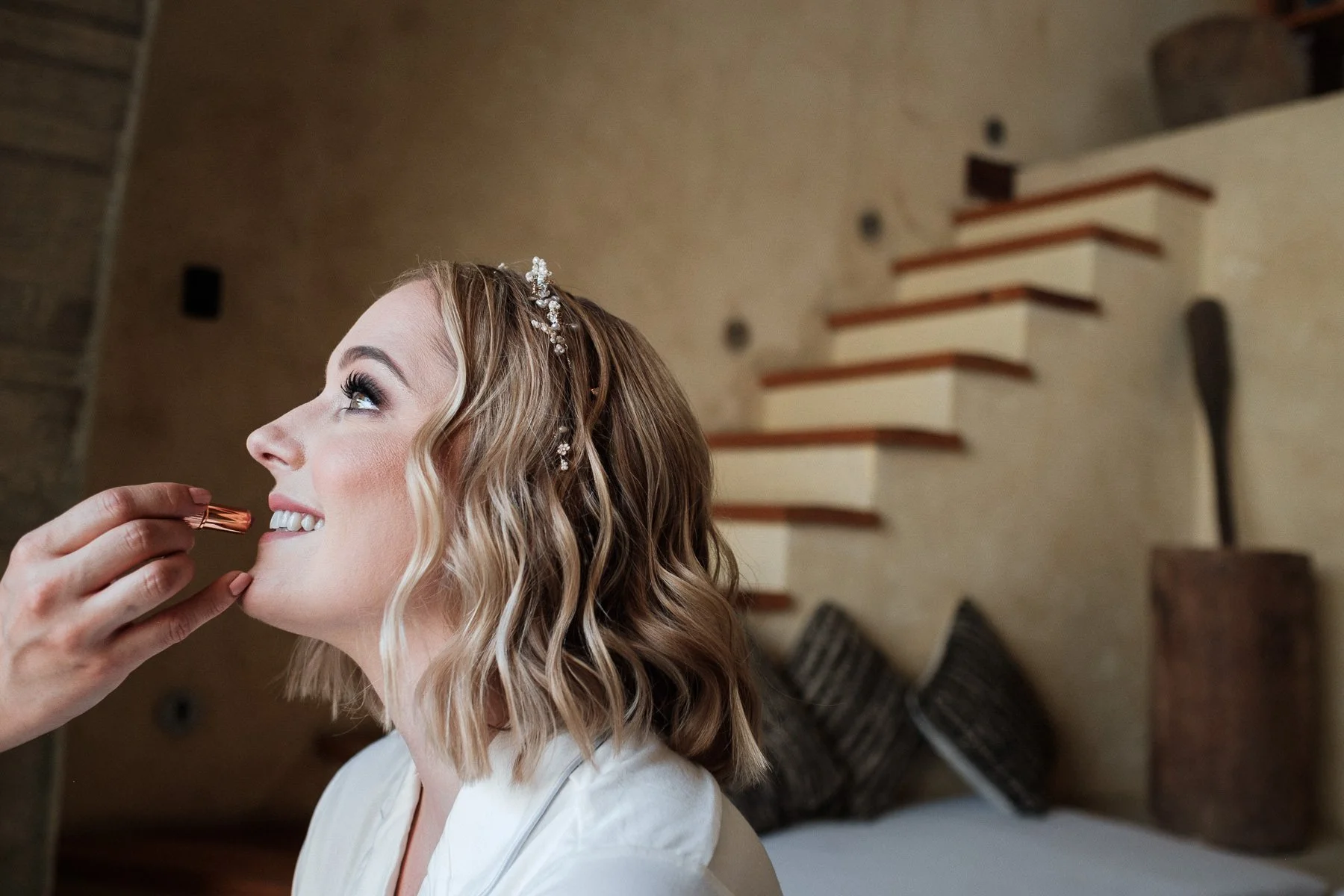Unscripted morning preparations: the bride’s makeup session at Hotel Escondido.