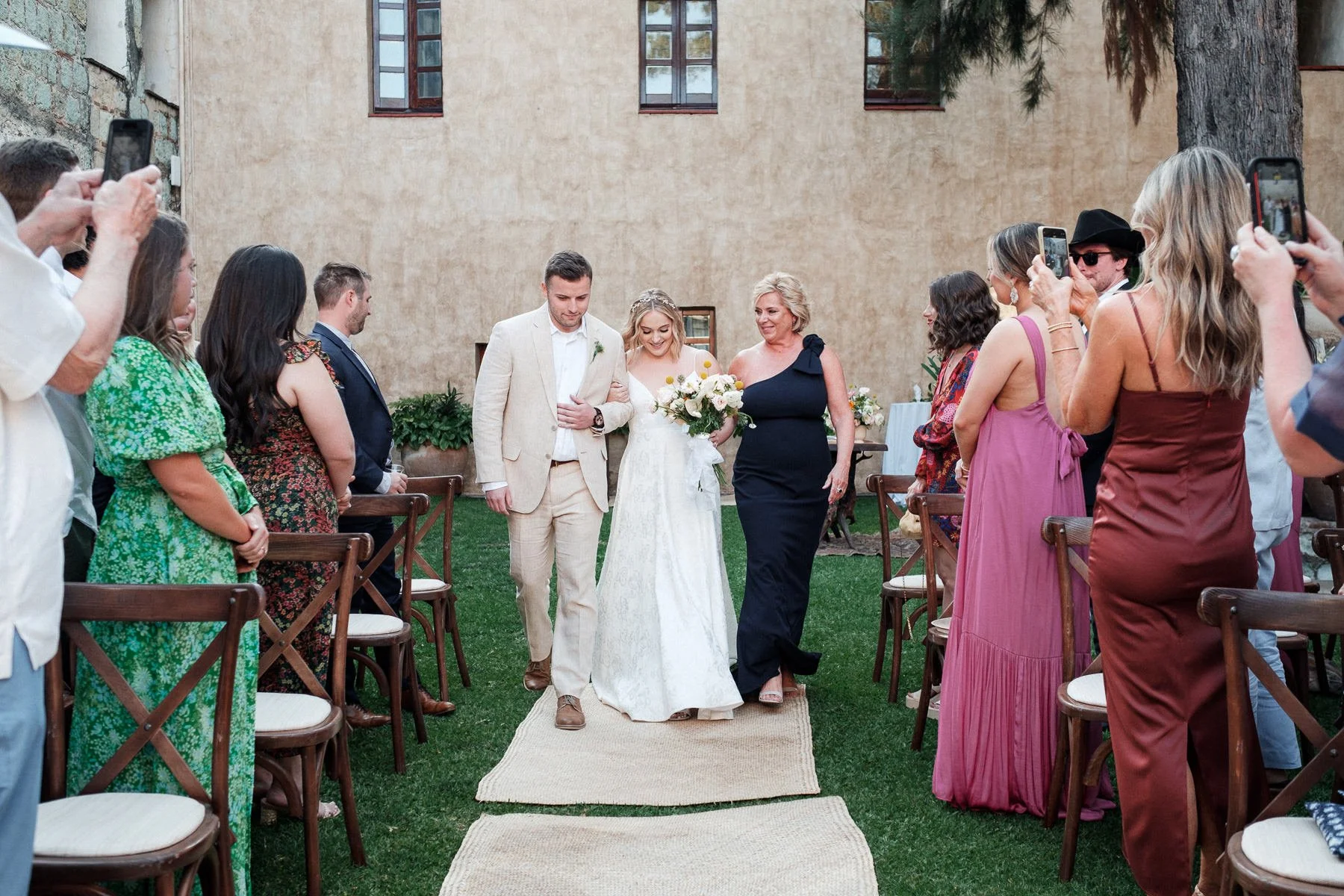 The bride’s emotional entrance at Los Lavaderos, Quinta Real, accompanied by her family.
