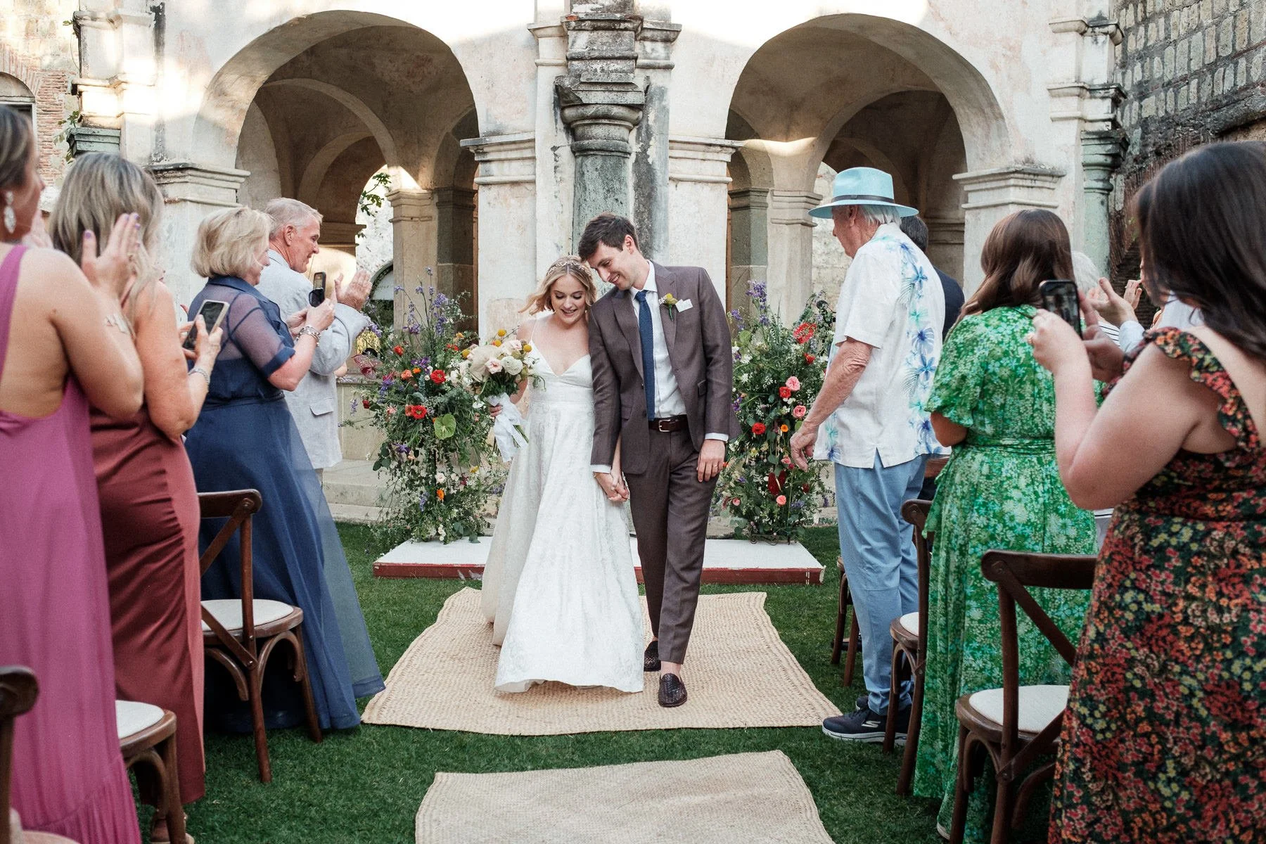 The couple’s joyful exit from their ceremony at Los Lavaderos, Quinta Real, by Lucca Lazzarini.