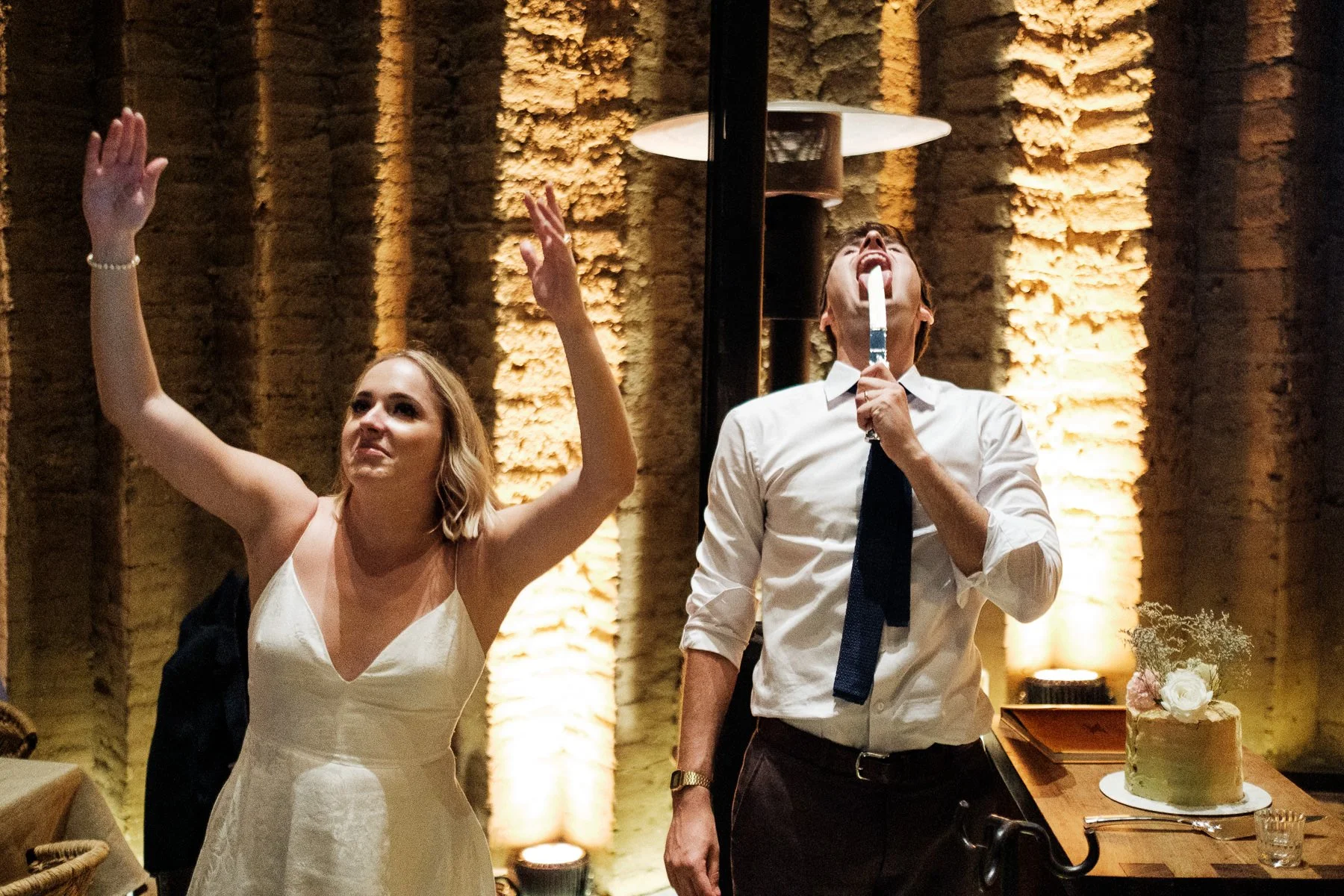 Fun and unscripted moments: the couple’s humorous celebration after the cake cutting.