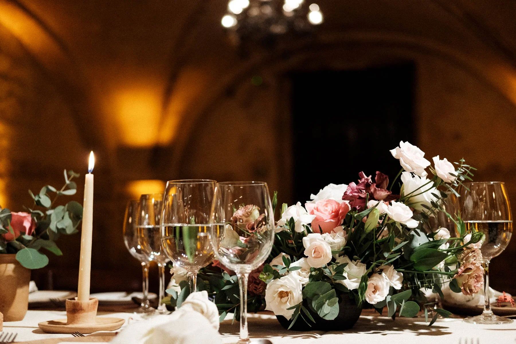 Close-up of a curated wedding table setting with floral details and elegant dinnerware at Quinta Real Oaxaca before the reception starts.