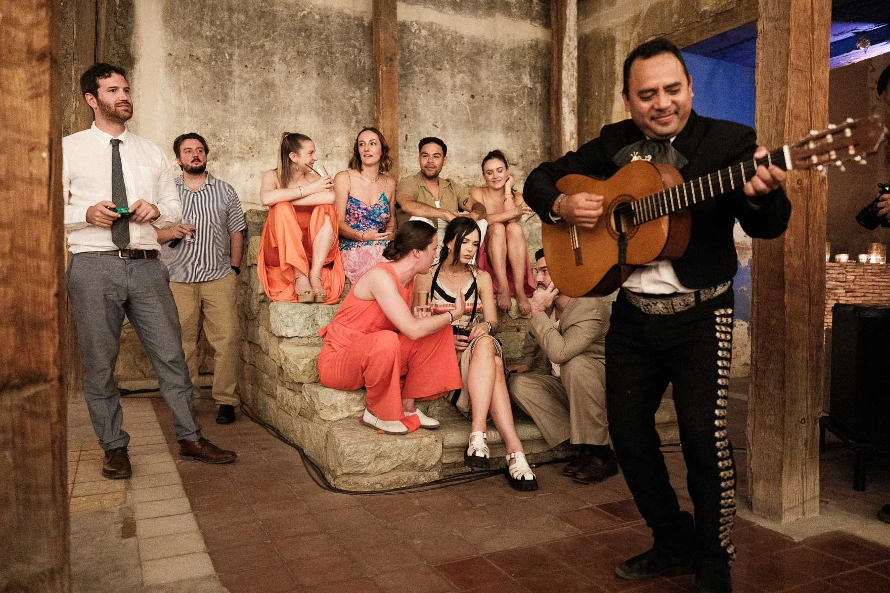 Guests enjoying the final moments of the wedding celebration with a live Mariachi band performance at Proyecto Murguía 103.