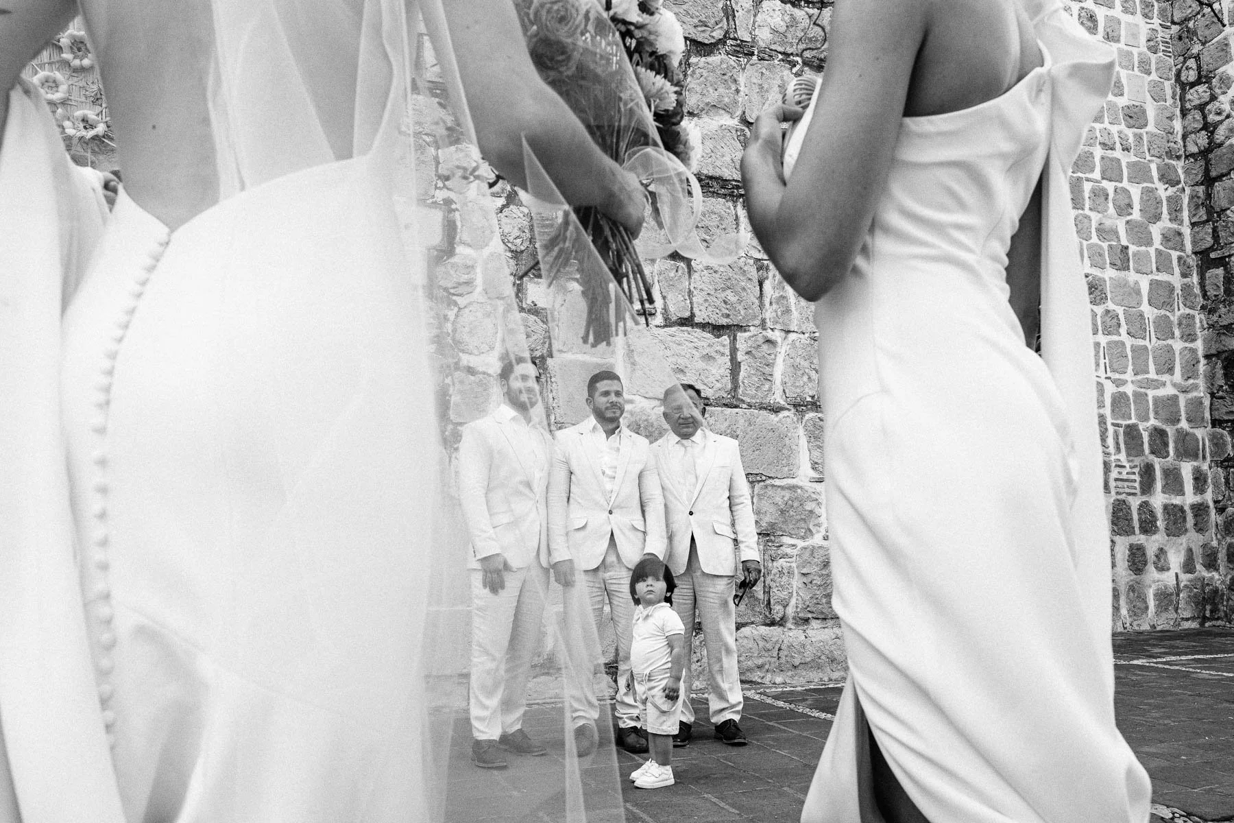 Candid in-between moments during family wedding portraits in Oaxaca.
