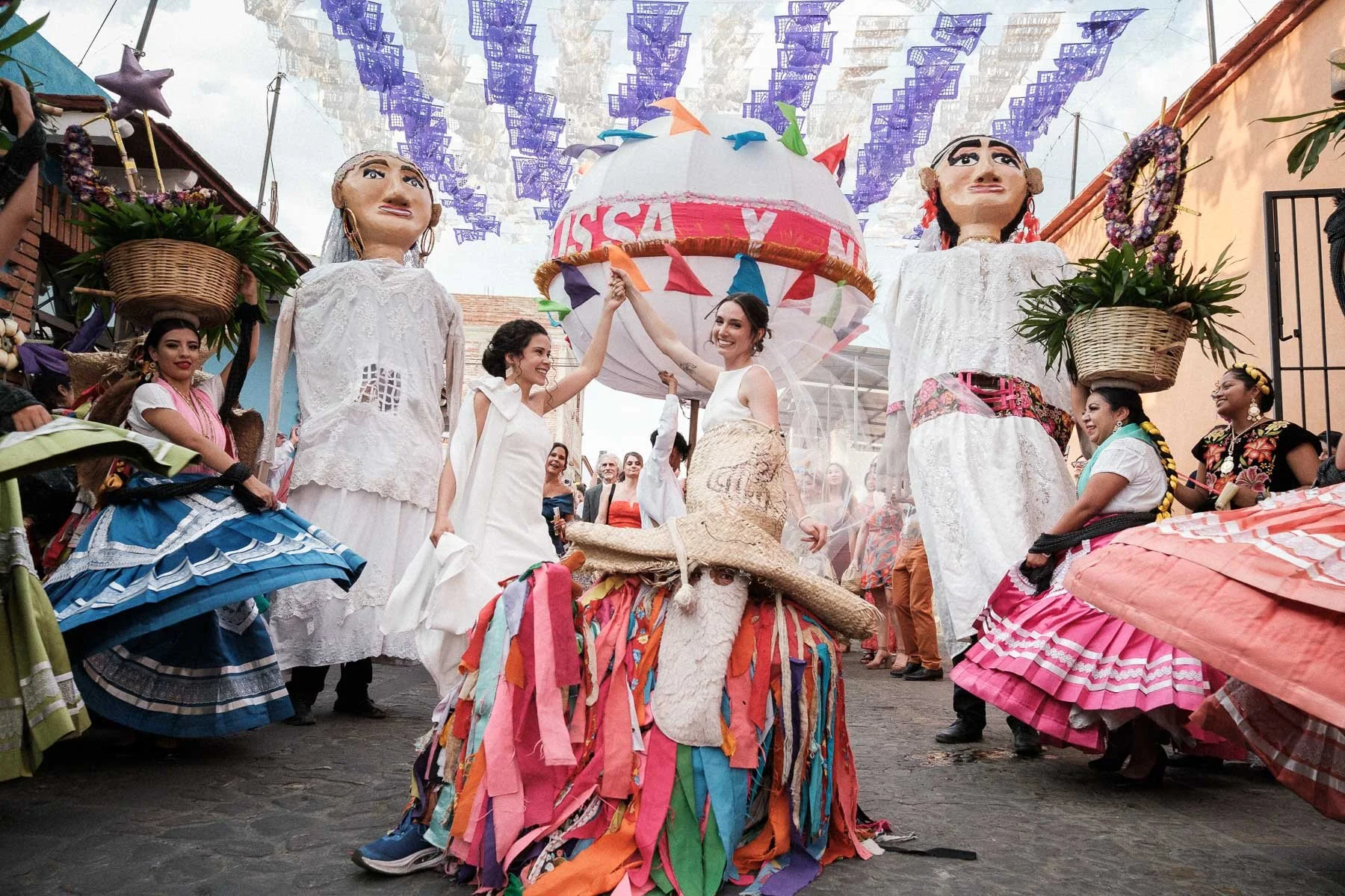 The end of the Calenda featuring the brides and the giant puppets.